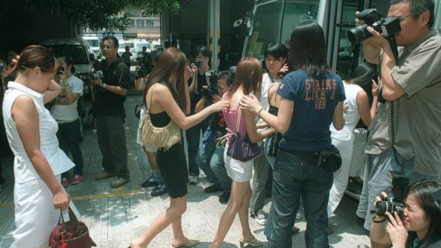 香港警方在掃蕩色情場所時，不時會發現一些沒有工作簽證的妓女在這些場所工作，會以違反簽證條件等罪名將他們拘捕。