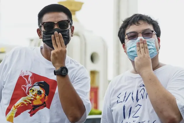 กลุ่มแนวร่วมธรรมศาสตร์และการชุมนุม นำโดยนายพริษฐ์ ชิวารักษ์ หรือ เพนกวิน และกลุ่มทะลุฟ้านำโดยนายจตุภัทร์ บุญภัทรรักษา หรือ ไผ่-ดาวดิน นัดหมายทำกิจกรรมที่อนุสาวรีย์ประชาธิปไตย เริ่มเวลา 10.30 น.