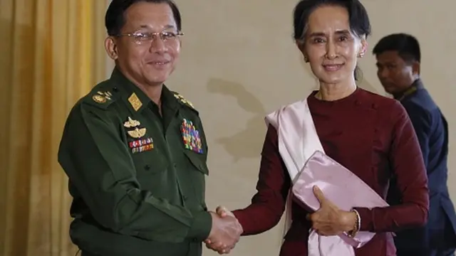 นางอองซานซูจีและพลเอกมิน อ่อง หล่าย ผู้บัญชาการสูงสุดของเมียนมา