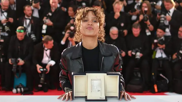 72 வருட கேன்ஸ் வரலாகற்றில் முதல் முதலாக கருப்பின பெண் மேட்டி டியோப்பும் இந்த திரைப்பட விழாவில் விருது பெற்றார்.