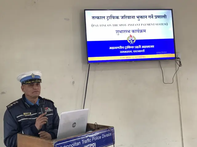 महानगरीय ट्राफिक प्रहरी महाशाखाका प्रमुख प्रहरी वरिष्ठ उपरीक्षक जनक भट्टराई नयाँ सेवा बारे बिहीवार जानकारी गराउँदै