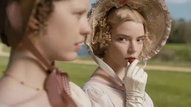 تدور أحداث فيلم "المساعدة" في شركة إنتاج سينمائي يملكها قطب من أقطاب هذه الصناعة وينخرط في ممارسات تحرش واعتداءات جنسية