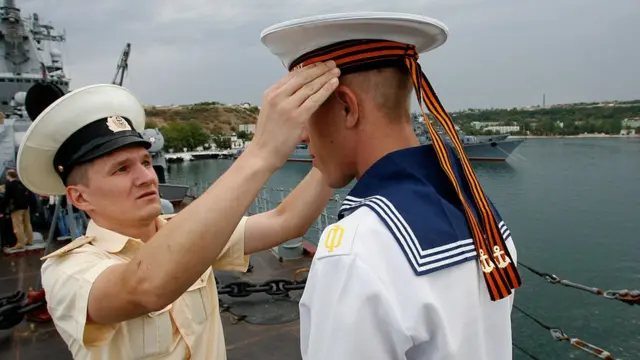 Militares rusos frente al Moskva.