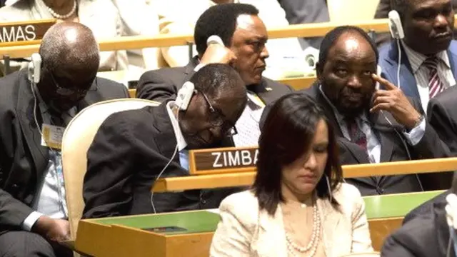 Il a de plus en plus de mal à se déplacer seul et s'assoupit régulièrement lors des évènements auxquels il participe.