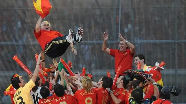 Spanish players lift coach Luis Aragones up in the air after winning Euro 2008