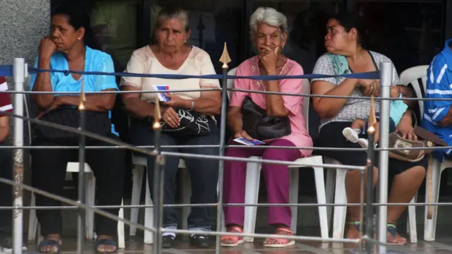 Quatro mulheres estão sentadas (Maracaibo, Venezuela)