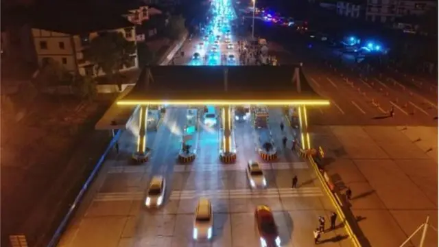 کله چې ګرځبندیز او محدودیتونه پای ته ورسېدل، پر سړکونو د موټرونو کتارونه جوړ شول.