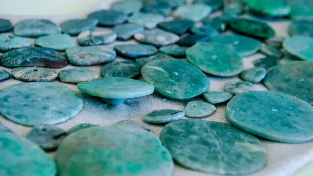 Ancien ornement en jade fabriqué par les indigènes mayas du Mexique