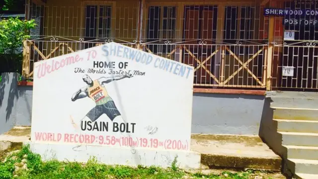 Un mural con la imagen de Bolt da la bienvenida a las personas que visitan su pueblo, Sherwood Content.