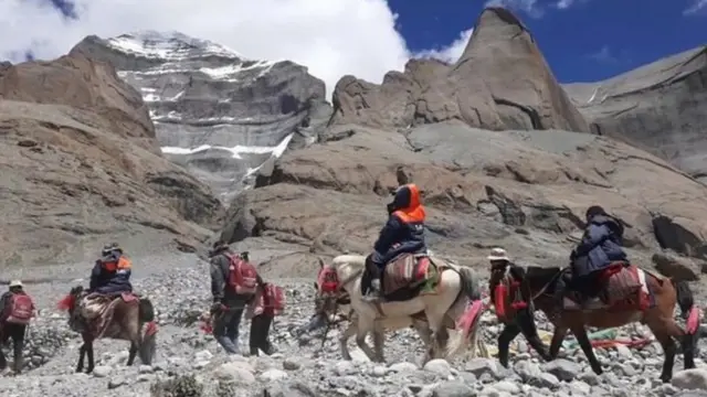 இந்து புனித நூல்களில் கைலாஷ் மானசரோவர் பற்றி விரிவாக குறிப்பிடப்பட்டுள்ளது.