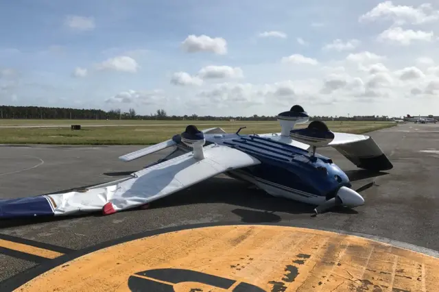 Una avioneta destrozada en el aeropuerto ejecutivo de Tamiami, en el barrio de Kendall, en Miami (Florida, Estados Unidos) por los fuertes vientos del huracán Irma.
