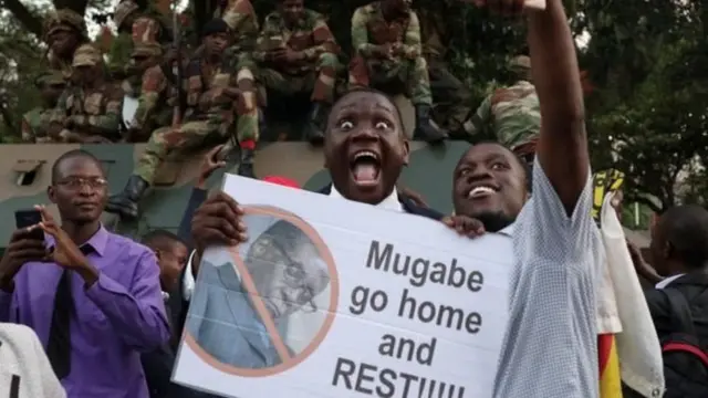 Mugabe ayaa xilka baneeyo bishii Disember kaddib marki milatarigu la wareegay xukunka
