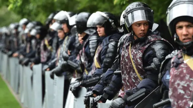 Полицейские в Нур-Султане 10 июня