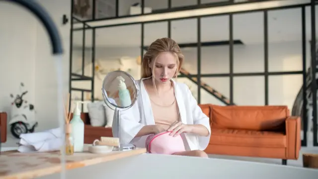 Женщина с косметичкой