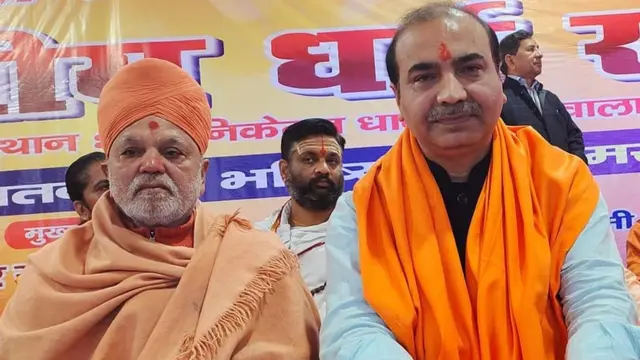 أشويني أوبادياي (إلى اليمين) المتحدث السابق باسم حزب بهاراتيا جاناتا