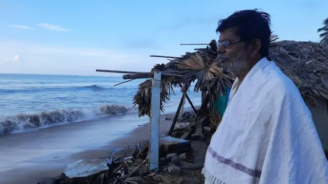 ఉప్పాడ తీరంలో నివసించే వారు నిత్యం అలలకు భయపడుతూ జీవిస్తున్నారు.