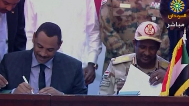 Ahmed al-Rabie na Jenerali Hamdan 'Hemeti' Dagolo bashyira umukono ku masezerano