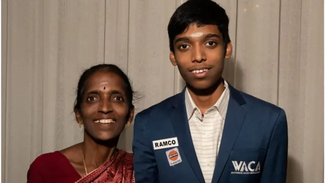 प्रज्ञानानंद त्याच्या आईसोबत