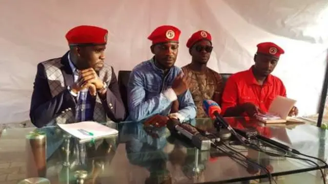 Bobi Wine (wa kabiri uvuye ibumoso) mu kiganiro n'abanyamakuru ku munsi w'ejo ku wa gatatu