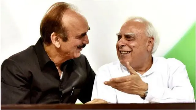 कांग्रेस नेता गुलाम नबी आज़ाद और कपिल सिब्बल