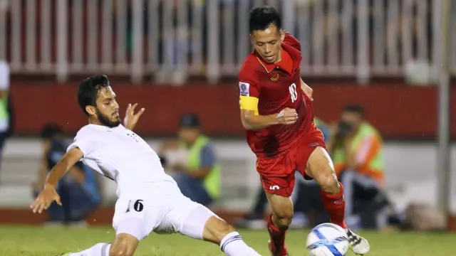 Nguyễn Văn Quyết trong một pha tranh bóng với Mohammad Mousa của Jordan trong trận đấu loại giải AFC Asian Cup 2019 hôm 13/6 tại TP HCM.