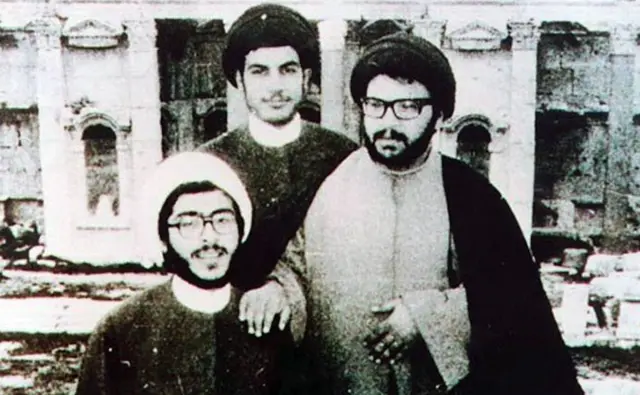Hassan Nasrallah (center) met with Abbas Mousavi (right) during his stay in Najaf