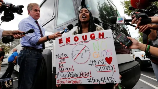 Тайра Хеманс во время демонстрации