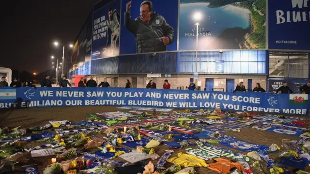 비행 고문 알라스테어 로젠체인은 BBC 라디오 웨일스 아침 방송을 통해 이번 사고가 모든 부분에서 "경각심"을 불러일으키기 충분하다고 말했다