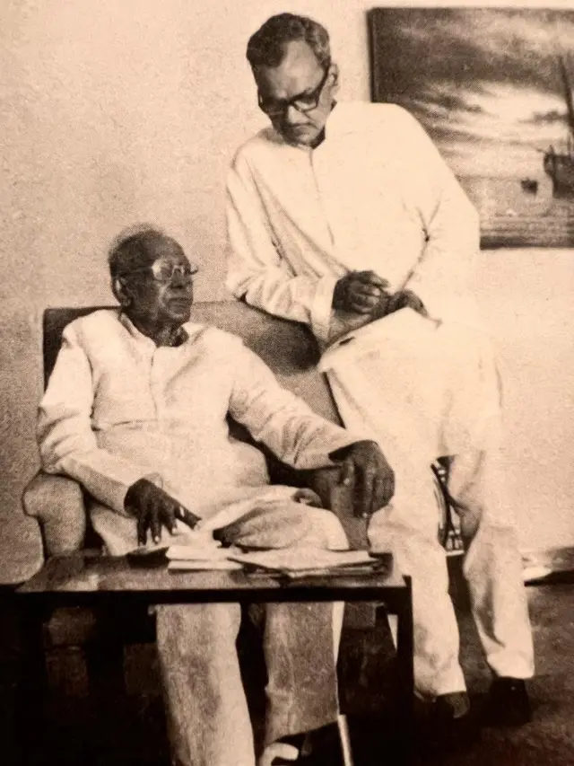 किताब द ड्रीम ऑफ रिवोल्यूशन के सह-लेखक विमल प्रसाद जेपी नारायण के साथ