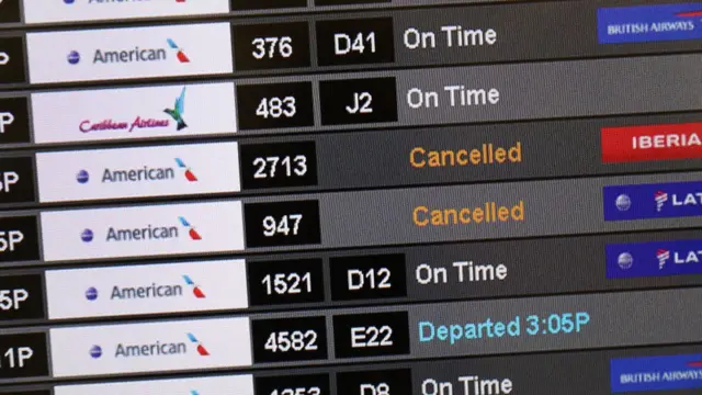 Cartel con cancelaciones de vuelos en el aeropuerto