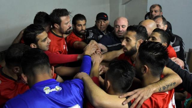 El Al Ittihad se sobrepuso a una expulsión en el minuto dos de partido para llevarse la victoria sobre el final del encuentro.