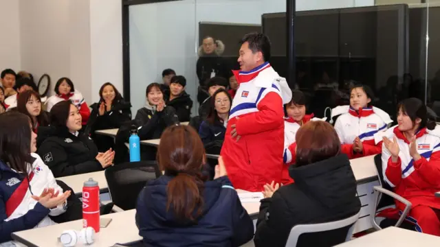 진천군 진천 국가대표선수촌에서 박철호 북한 감독이 팀미팅을 하고 있다