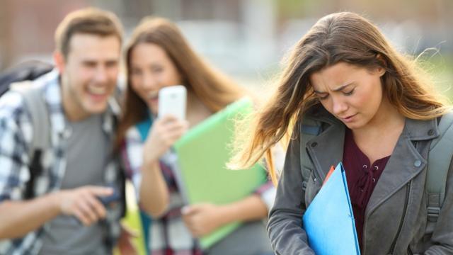 Pessoas rindoroleta da fortuna crossfiremenina triste