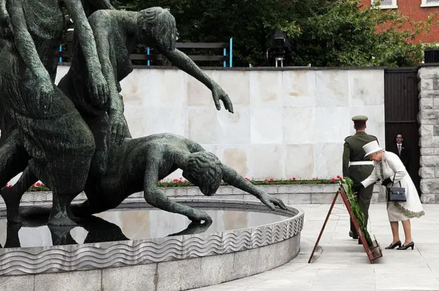 A rainha no Jardim da Lembrança.