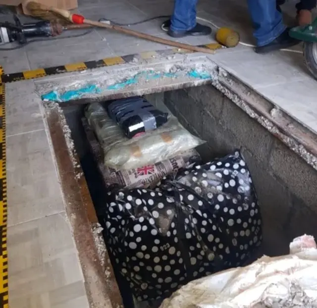 Buugaagta waxaa lagu duugay dhulka hoostiisa si aan loo arkin