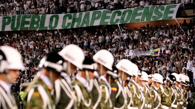 Pancartas y mensajes de apoyo a los familiares del Chapecoense.