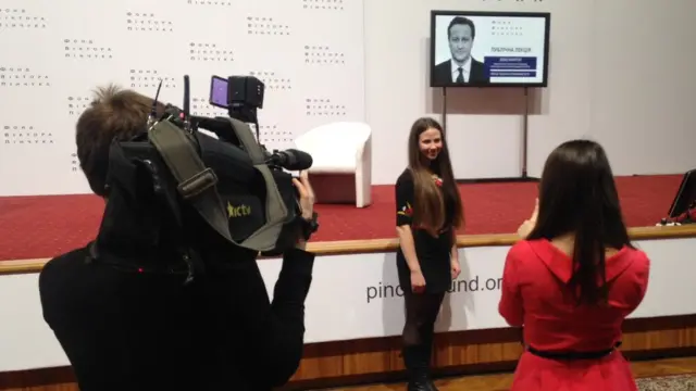 дівчана фотографуться