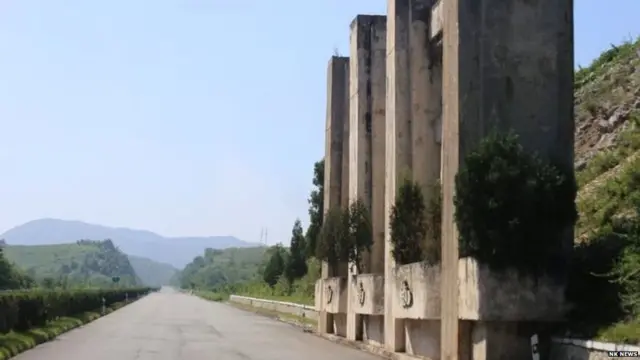 युद्धासाठी तयार असल्याचं उत्तर कोरिया नेहमी सांगते. या फोटोत रणगाड्यांना रोखण्यासाठीचा ढाचा आहे. ज्याच्या पायथ्याशी स्फोटकं आहेत. हल्ला झालाच तर या ढाच्याला उद्ध्वस्त करून रणगाड्यांना रोखता येईल.