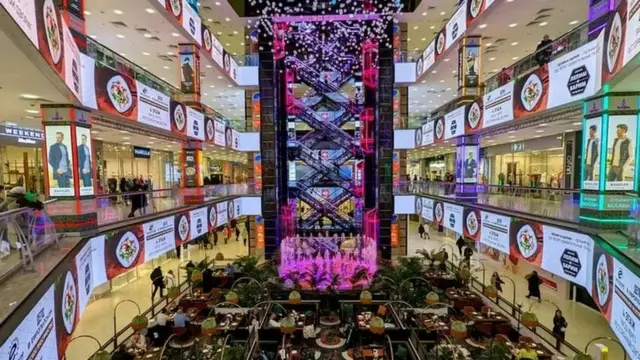 Slavni brendovi su napustili Rusiju i tržne centri poput ovog „evropskog" šoping centra, imaju manje kupaca.