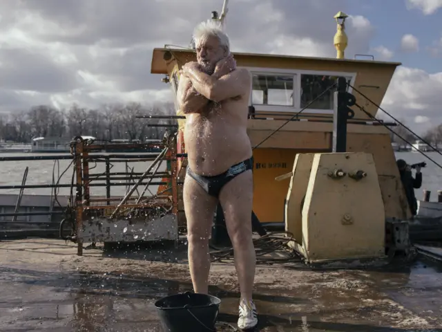 Članovi Kraljevskog reda vitezova su obnovili tradiciju plivanja za Bogojavljenski krst 1999. godine u Beogradskom jezeru.