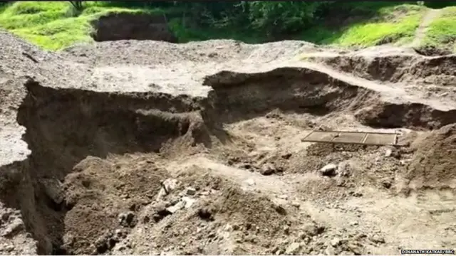 अवैध वाळू उपशामुळे सोलापूरच्या बार्शी भागातील नद्यांमध्ये अशाप्रकारचे खड्डे पडलेले दिसून येतात.