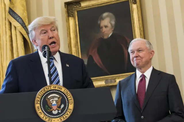 Trump reiteró su confianza en Sessions.