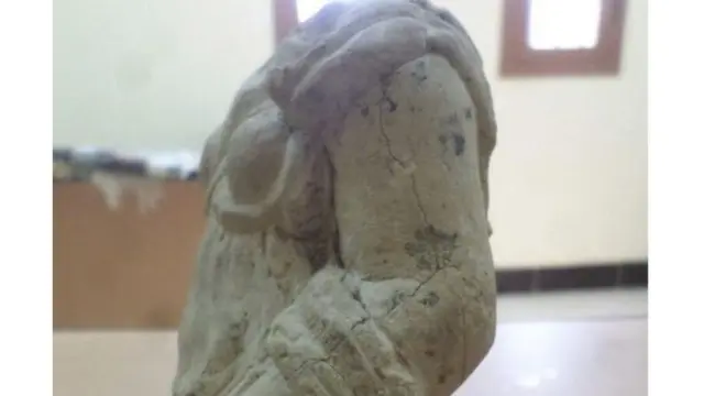 හුණු ගලෙන් නිර්මාණය කල කවන්ධ කාන්තා ප්‍රතිමාව