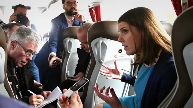 جو سوینسن با خبرنگاران در اتوبوس انتخاباتی ۲۰۱۹ لیبرال دمکراتها