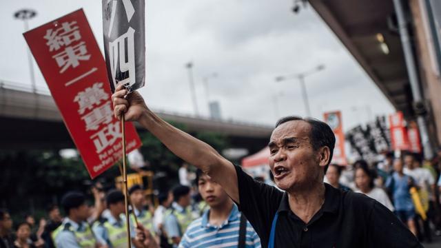 香港示威者要求“结束一党专政”