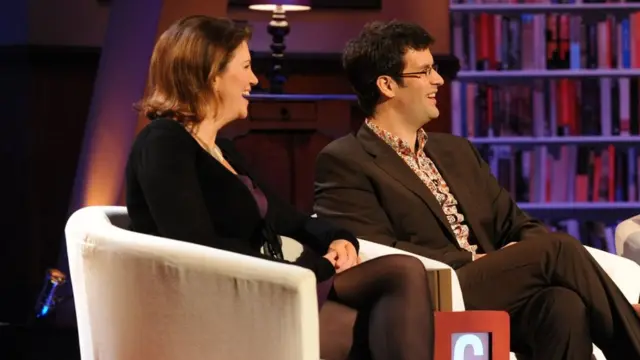 女记者茱莉娅•哈特利-布鲁尔的膝盖