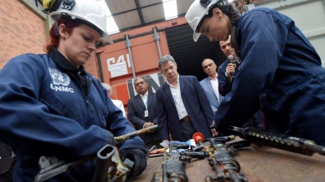 Desmantelamiento de fusiles entregados por las FARC