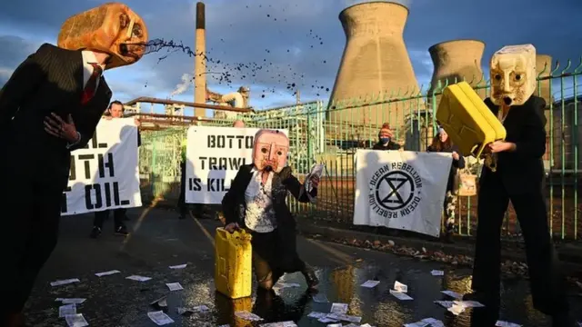 سکاٹ لینڈ میں اقوام متحدہ کی کلائمیٹ چینج کانفرنس کے باہر احتجاجی مظاہرہ