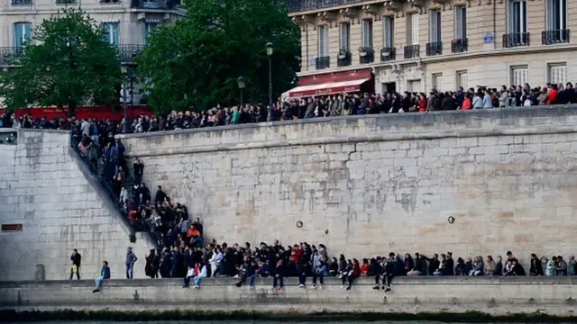 Mutane a gabar kogin Seine