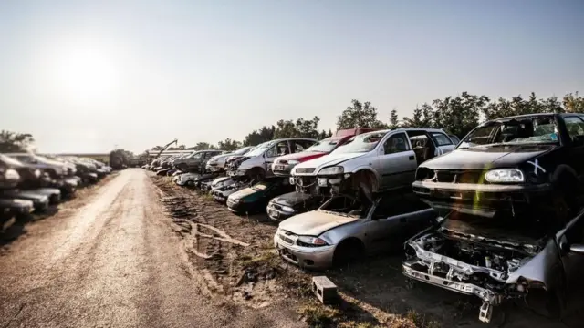 Carros apilados en un deshuesadero